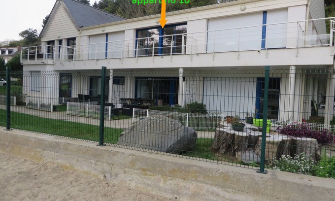 Etables-sur-Mer Apartment | Holidays facing the sea, feet in the water.
