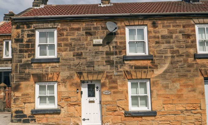 Castleton Cottage | HOLLY BERRY COTTAGE, pet friendly, with open fire in Castleton