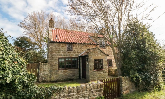 Briggswath Cottage | HOLLY COTTAGE, pet friendly, character holiday cottage in Whitby