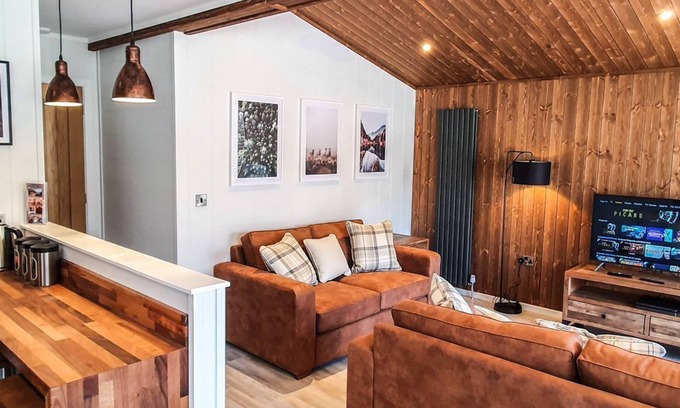 Pickering Ski Chalet | Holly Lodge | sleeps 6 - Hot Tub, Dog Friendly - 5* Visit England