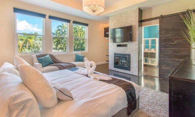 Hollywood Lakes Cottage | Hollywood Dream House - 5 Bedroom with Heated Pool