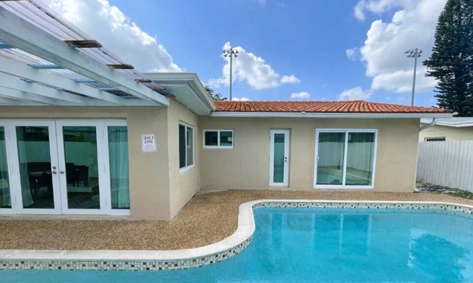 West Hollywood House | Hollywood Paradise with Sun filled Pool