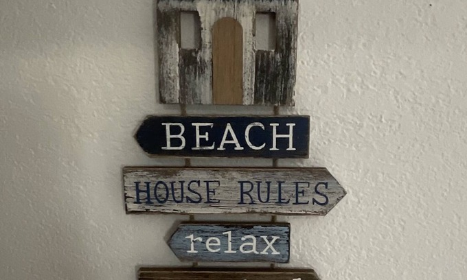Wright House | Home Away From Home-15min from white sand beaches