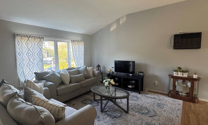 Hauppauge House | Home Away from Home – 3BR Retreat with Amenities