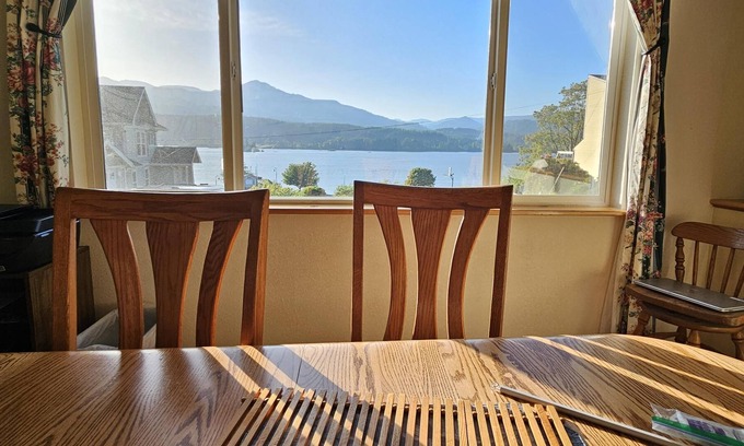 Cascade Locks House | Home by the river, welcoming & sweet! Pet friendly.