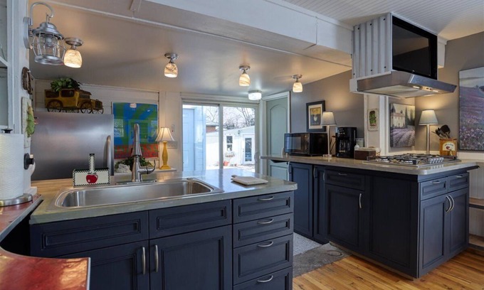 Barths House | Home, Carriage House, Fast WIFI, Workspace, Exercise Room!