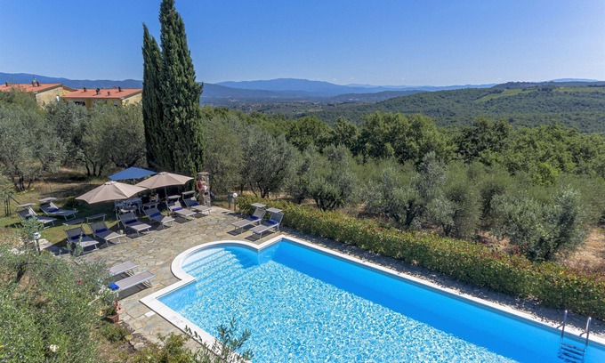 Pergine Valdarno Villa | Home Cinema Private Pool & Hot Tub Sleeps 12 (6 Bathrooms)