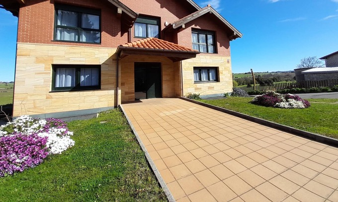 Marina de Cudeyo House | Home in Elechas · 5 bedrooms · 9 beds · 4.5 baths