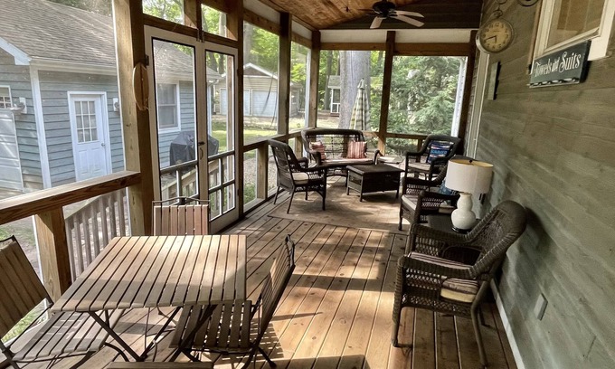 Union Pier House | Home in heart of Union Pier Scrnd porch Beach 2.5 blocks Firepit Walk to all
