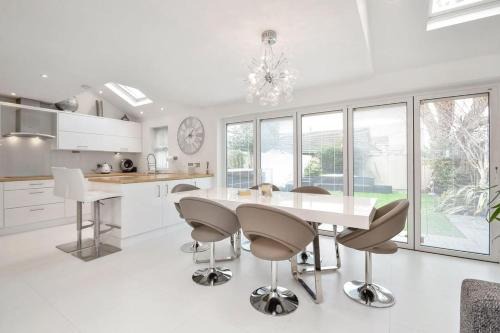 Southsea House | Home in Southsea with Hot Tub, Close to the Sea