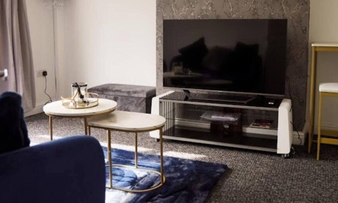 Speke House | Home in Speke- 8 mins walk to airport