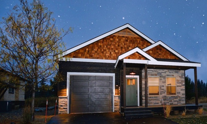 McCall House | Home on the Range - Premium Golf Course Home - Pet Friendly - Upgraded Finishes