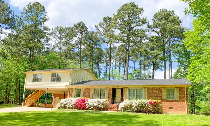 North Garrett Road House | *Home sleeps 10* central to Duke and UNC, RDU Airport and Downtown Durham