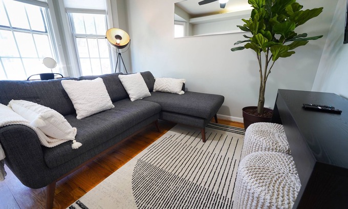 Irving Park East Apartment | home sweet home chicago - garage parking & downtown in 20m