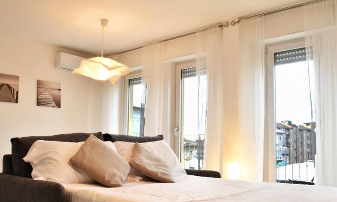 Villapizzone Apartment | HomeLovers White and Bright Studio Flat Portello Accursio Shopping District