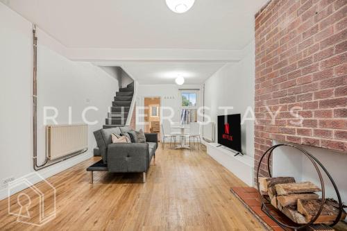 Aylesbury House | Homely 3-Bedroom Retreat with Garden & Living Room