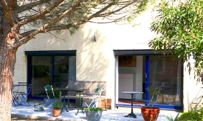 Saint-Quentin-la-Poterie Apartment | Homerez - Appartement for 2 ppl. with garden at Saint-Quentin-la-Poterie