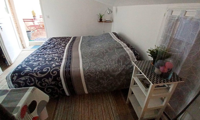 Chateau-Renault Apartment | Homerez - Amazing studio for 2 ppl. at Château-Renault