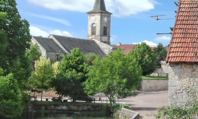 Echalot House | Homerez - Charming House in Échalot with Enclosed Garden