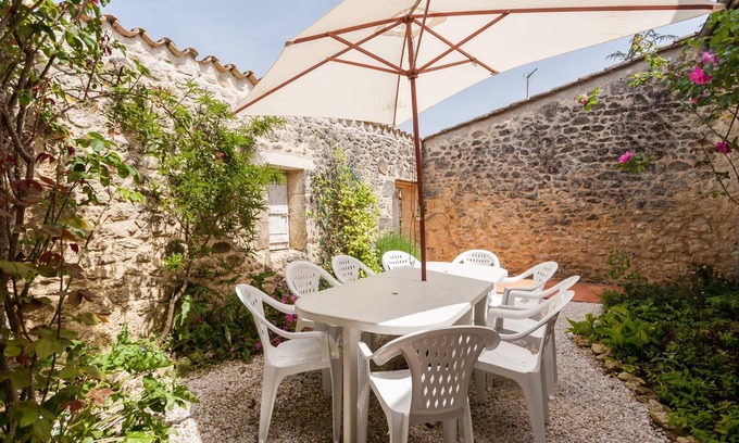 Genissac Villa | Homerez - Charming Villa in Génissac with Fireplace