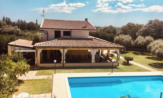 Floridia Villa | Homerez - Charming Villa in Floridia