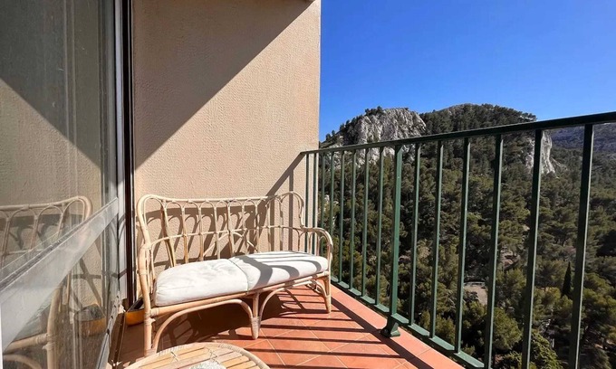 Sormiou Apartment | Homerez - Comfortable apartment in Marseille 100 m² with view