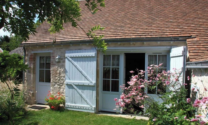Mardie House | Homerez - Comfortable House with Garden in Mardié + Terrace