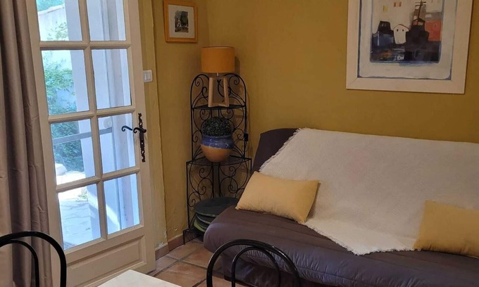 Albaron Apartment | Homerez - Family Apartment in Arles with Garden and Pool