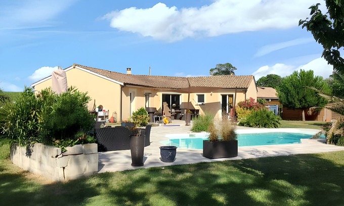 Saint-Martin-Lacaussade Villa | Homerez - Villa pool Saint-Martin-Lacaussade