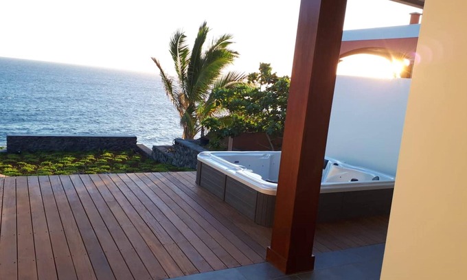 Saint-Pierre De La Reunion House | Homerez - House for 6 ppl. with jacuzzi, sea view and garden at Saint Pierre