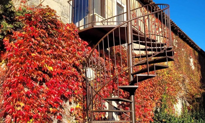 Albaron Apartment | Homerez - Spacious Apartment in Arles with Shared Pool and Garden