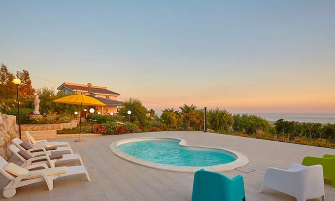 Favara Villa | Homerez - Spacious villa 10 km away from the beach for 6 ppl. with swimming-pool