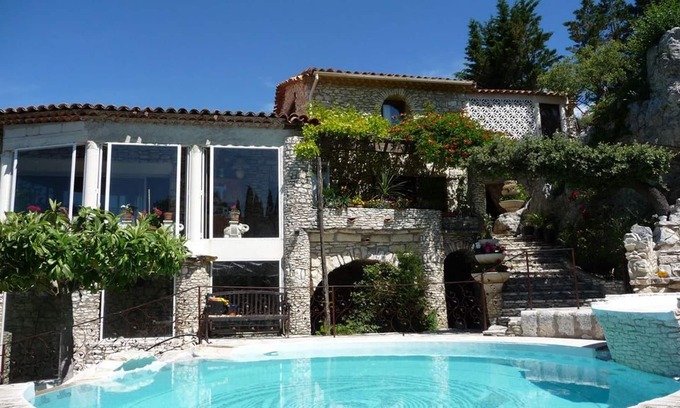 Lussan Villa | Homerez - Spacious villa for 8 ppl. with swimming-pool and terrace at Lussan