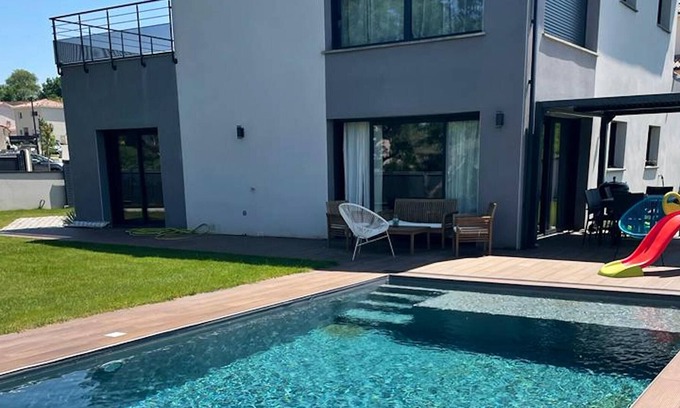 Deyme Villa | Homerez - Villa for 7 ppl. with swimming-pool, garden and terrace at Deyme