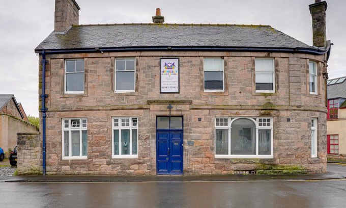 Berwick-upon-Tweed House | Homesly Guest Rooms, Comfortable En-suite Guest Rooms with Free Parking and Self Check-in