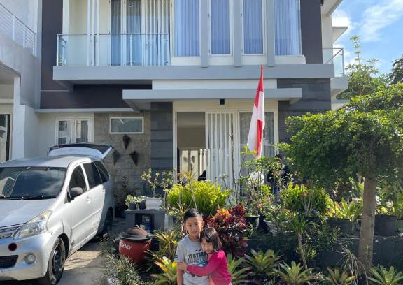 Dinoyo Villa | Homestay Amsterdam. Kolam renang pribadi, 2 lantai