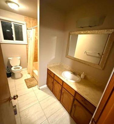 Kitchener House | Homestay Near Victoria Park- FREE WIFI & PARKING-TOP LOCATION