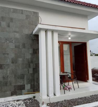 Ngemplak House | Homestay Tata