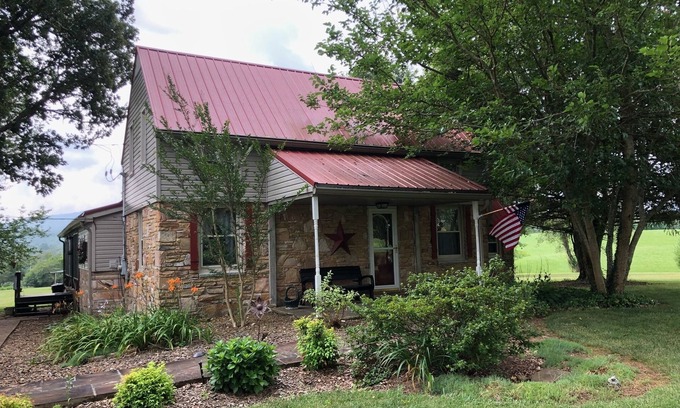 Crossville - Harriman Other | Homestead Farmhouse with period decor, mountain views, pond