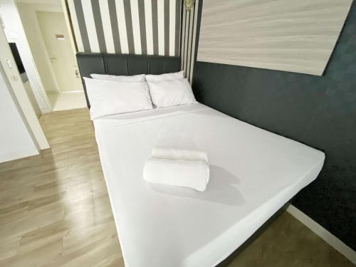 Semarang Apartment | Homey and Cozy Living Studio Amartha View Apartment By Travelio