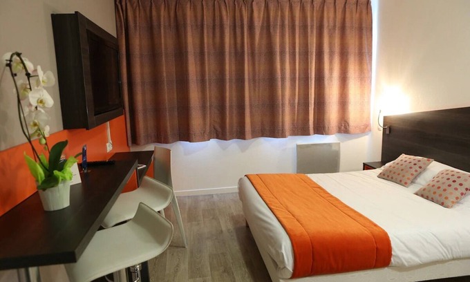Chevilly-Larue Hotel | Homey Studio: Paid Breakfast & Metro Nearby - Enjoy Parisian Trip!