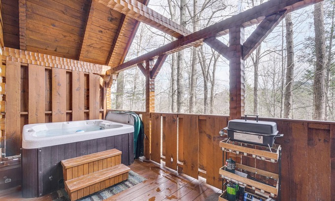 Townsend Cabin | Honey Bear Pause: Rural Escape w/Porch & Hot Tub!