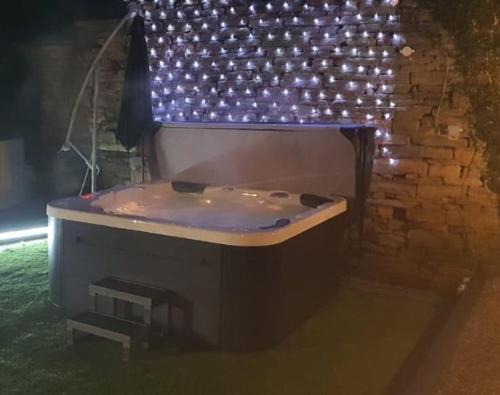 Idle House | Honeybee Cottage, with a log fire & a hot tub.