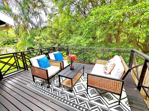 Westville Villa | HONEYCOMB TREEHOUSE- Back up Power & Water, 2 Adults & 1 Kid