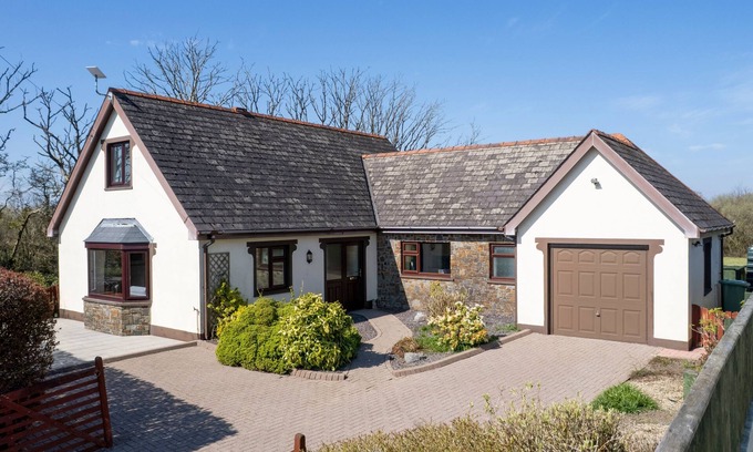 Kilgetty House | Honeyfield Lodge - Spacious Cottage, Rural Views