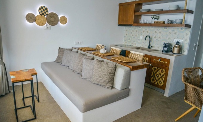 Tripiti House | honeymoon klima suite