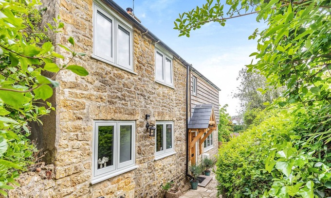Shipton Gorge Cottage | HONEYPOT COTTAGE, pet friendly, with open fire in Burton Bradstock