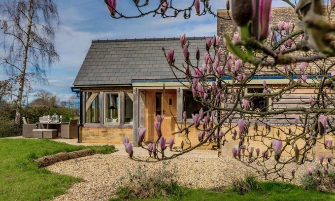 Chipping Campden House | Honeysuckle Cottage - Hot Tub Packages Available