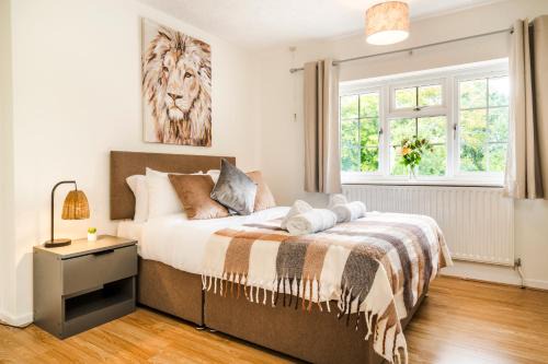 Crawley Apartment | Honeysuckle House 5BR Crawley,10min Gatwick Airport, Contractor friendly, Temporary Housing, Relocations,Free WIFI, Parking for 2 vehicles