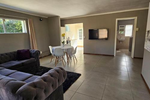 Walmer Apartment | Honeywood Stays - 2 Bedroom Self-Catering Unit